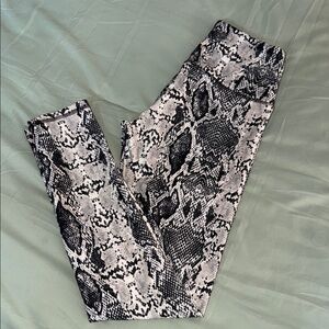 Snake Print Leggings in Black & Gray  R5